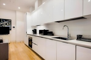 ثلاجة، ميكروويف، فرن، موقد طهي مسطح