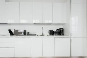 Frigorifero, microonde, forno, piano cottura