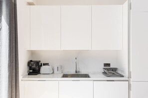 Kühlschrank, Mikrowelle, Ofen, Herdplatte