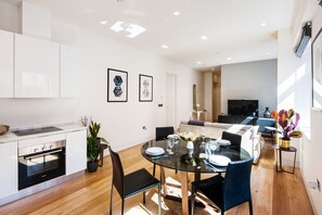 Interior - Comfortable 2 Bedroom in Trafalgar Sq (Greater London)