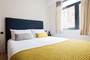 2 bedrooms, iron/ironing board, travel cot, free WiFi - Spectacular 2 Bedroom in Trafalgar Sq (Greater London)