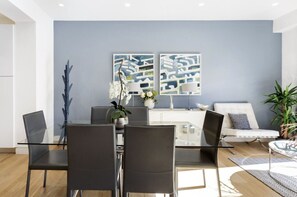 Dining - Luxurious 3 Bedroom in Trafalgar Sq (Greater London)