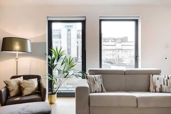 Smart TV - Explore Central London from a Luxurious Penthouse (Greater London)