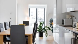 Una cocina moderna con microondas, tostadora y una planta.