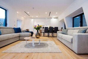 Smart TV - Explore Central London from a Luxurious Penthouse (Greater London)