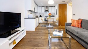 A modern apartment with a kitchen, dining area, and living room. - Lovely 1 Bedroom at the British Museum (Greater London)