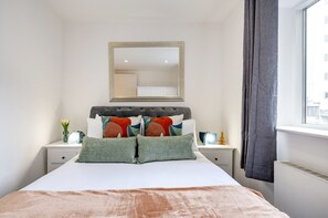 1 habitación, tabla de planchar con plancha y cuna de viaje 