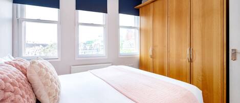 1 slaapkamer, een strijkplank/strijkijzer, reisbedje, gratis wifi