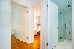 Sèche-cheveux, serviettes fournies