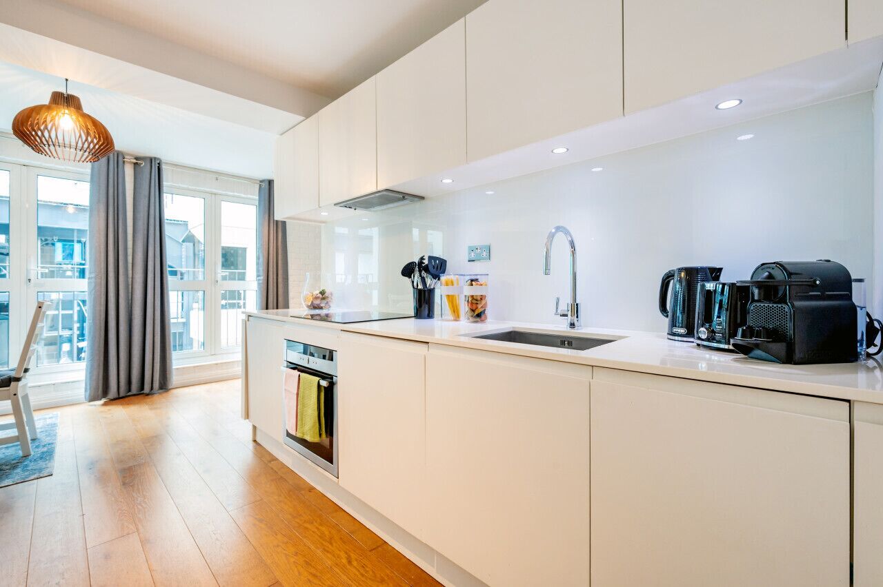 Een koelkast, een microgolfoven, een oven, een kookplaat