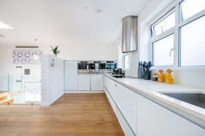 Kylskåp, mikrovågsugn, ugn och spishäll