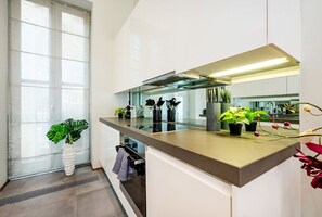 Køleskab, mikrobølgeovn, ovn, kogeplade