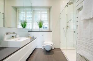 Hair dryer, towels - Chic 2 Bedroom Retreat in South Kensington (Greater London)