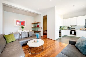 Smart TV - Chic 2 Bedroom Retreat in South Kensington (Greater London)