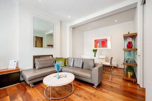 Smart TV - Chic 2 Bedroom Retreat in South Kensington (Greater London)