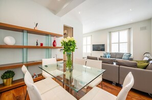 Dining - Chic 2 Bedroom Retreat in South Kensington (Greater London)