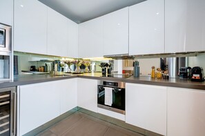 ثلاجة، ميكروويف، فرن، موقد طهي مسطح