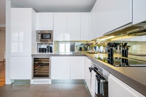 Køleskab, mikrobølgeovn, ovn, kogeplade