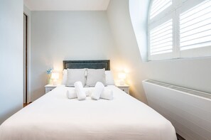 2 bedrooms, iron/ironing board, travel crib, free WiFi - Chic 2 Bedroom in South Kensington (Greater London)