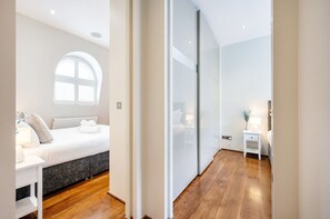 2 quartos, ferros/tábuas de passar roupa, berço de viagem