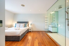 1 bedroom, iron/ironing board, travel cot, free WiFi