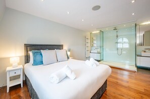 1 slaapkamer, een strijkplank/strijkijzer, reisbedje, gratis wifi
