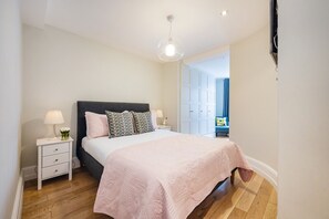 3 bedrooms, iron/ironing board, travel cot, free WiFi - Unique Covent Garden Townhouse! (Greater London)