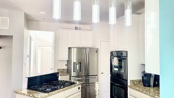 Frigorífico, microondas, horno y placa de cocina