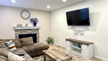 Una Smart TV, una chimenea