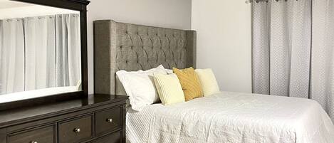 4 quartos, escrivaninha, ferros/tábuas de passar roupa