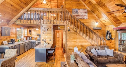 Soaring Views - Hot Tub, Fire Pit, Game Room, Wi-Fi, Outdoor Games! Min to BR