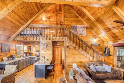 Soaring Views - Hot Tub, Fire Pit, Game Room, Wi-Fi, Outdoor Games! Min to BR