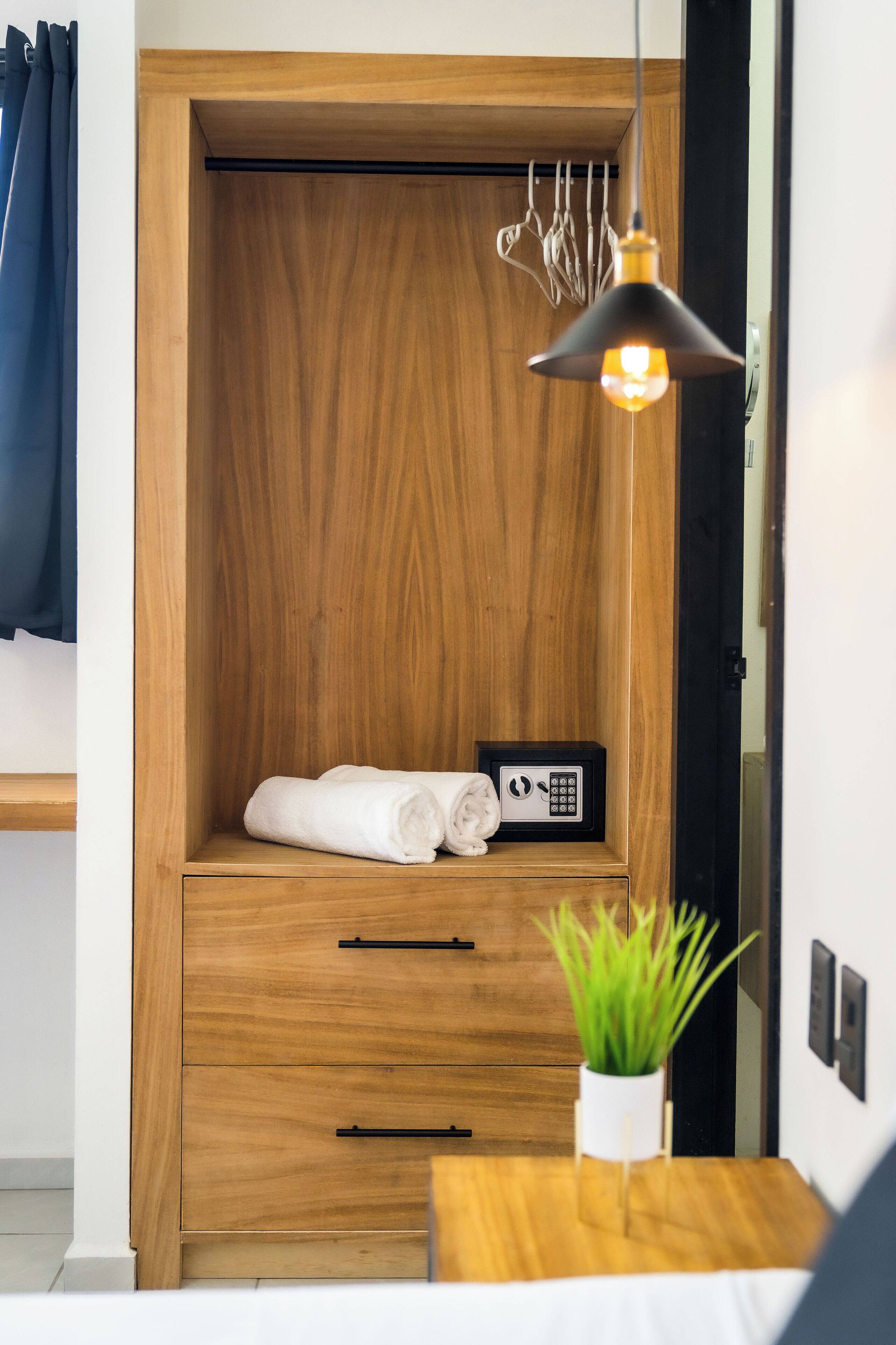 Estudio estándar | Caja de seguridad en la habitación y tabla de planchar con plancha 