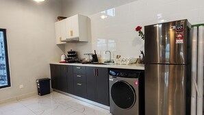 Lemari es besar dan peralatan masak/sendok-piring