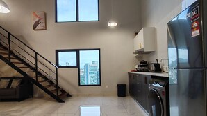 Lemari es besar dan peralatan masak/sendok-piring
