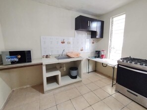 Fridge, oven, stovetop, cookware/dishes/utensils - Encasa Parc 14 (Poza Rica de Hidalgo)