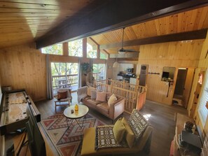 Smart-tv, eldstad, tv-spel och dvd-spelare