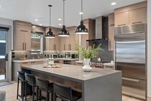 冷蔵庫、電子レンジ、オーブン、コンロ