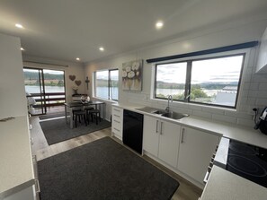 Private kitchen - Lake Front Family Holiday House. (Mangakino)