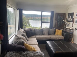 Smart TV - Lake Front Family Holiday House. (Mangakino)