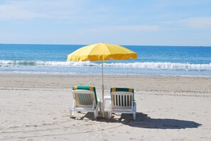 En la playa, camastros y toallas de playa 