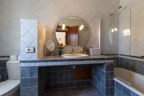 Shower, hair dryer, towels - Villa Catherine (Costa Adeje)