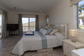 4 bedrooms, iron/ironing board, travel crib, free WiFi - Villa Catherine (Costa Adeje)