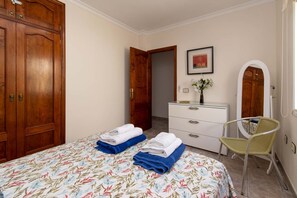 4 bedrooms, iron/ironing board, travel crib, free WiFi
