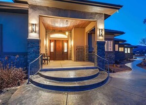 Exterior - Highland Heights! Luxe Mountain VIEWS w/ Hot Tub (Colorado Springs)