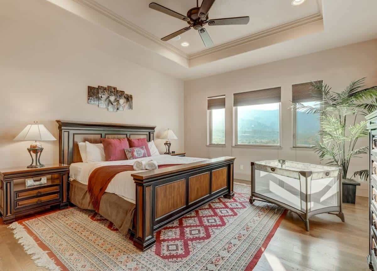 5 slaapkamers, een bureau, een strijkplank/strijkijzer, reisbedje