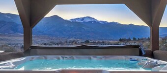 Highland Heights! Luxe Mountain VIEWS w/ Hot Tub
