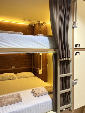 Deluxe Shared Dormitory | Free WiFi, bed sheets - Long Doo Hostel (Ko Phi Phi)