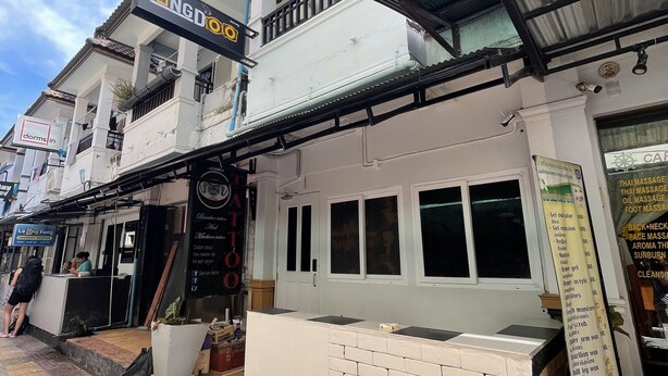 A building with a sign for 'La Ong Cong' and a visible entrance. - Long Doo Hostel (Ko Phi Phi)