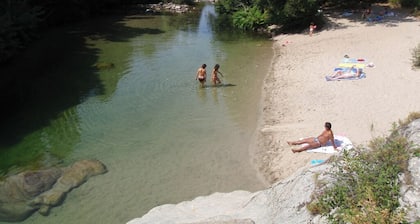 Chambre INDĂPENDANTE et AMĂNAGĂE 25mn Ajaccio/plages 2mn riviĂšre. Linge parking